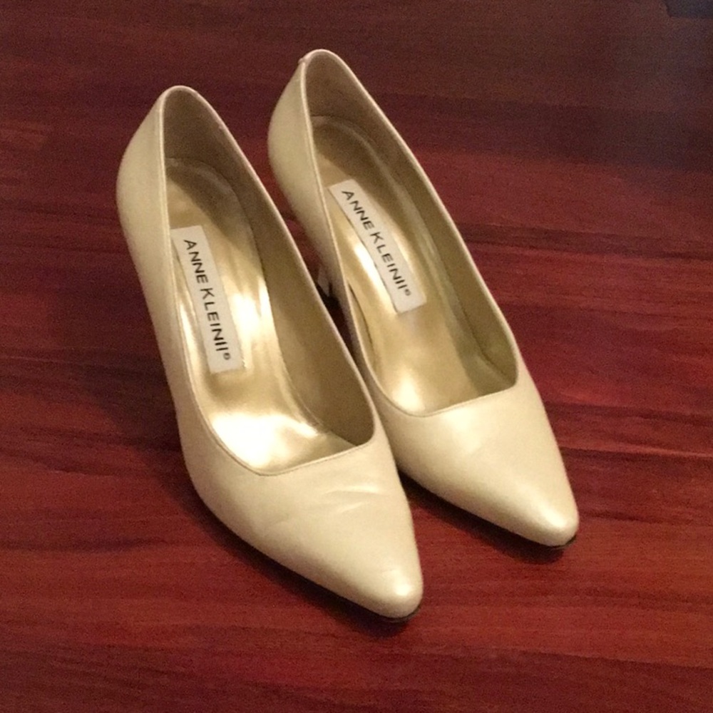 Anne Klein pumps. Great neutral heels.